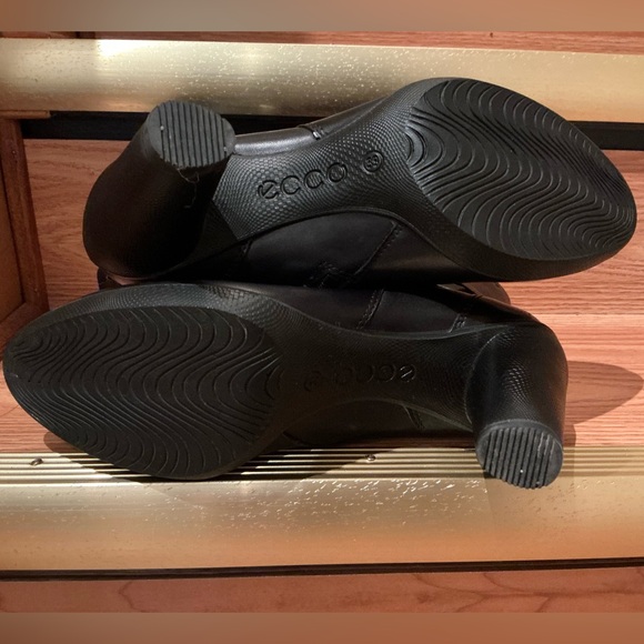 Black Ecco Sculptured Mid Cut Zip - Picture 4 of 5